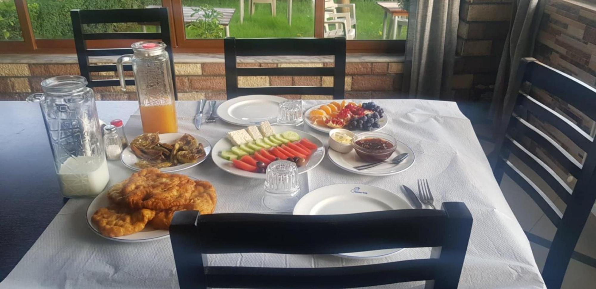 Guest House Ilir Berat Buitenkant foto