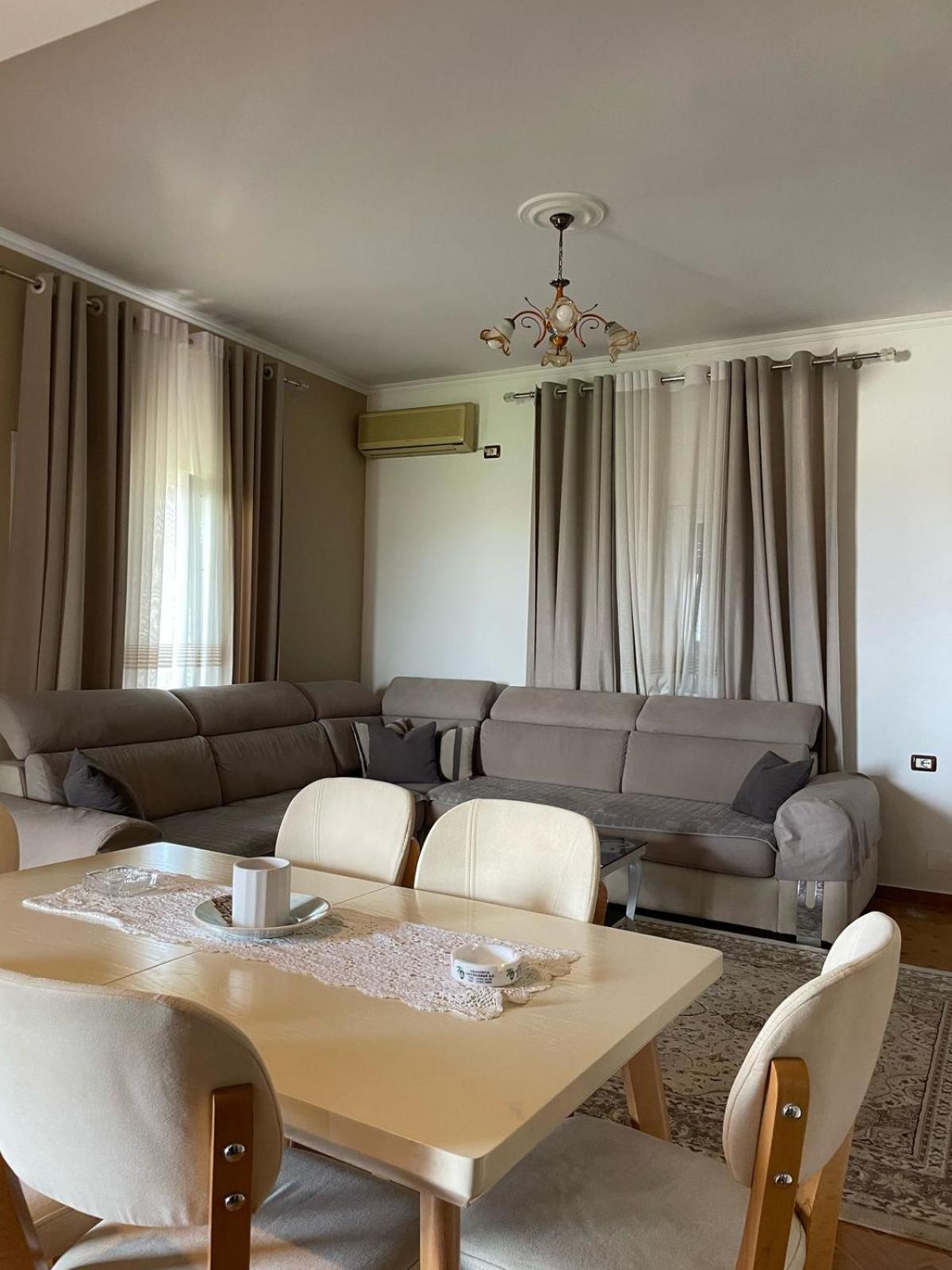 Guest House Ilir Berat Buitenkant foto