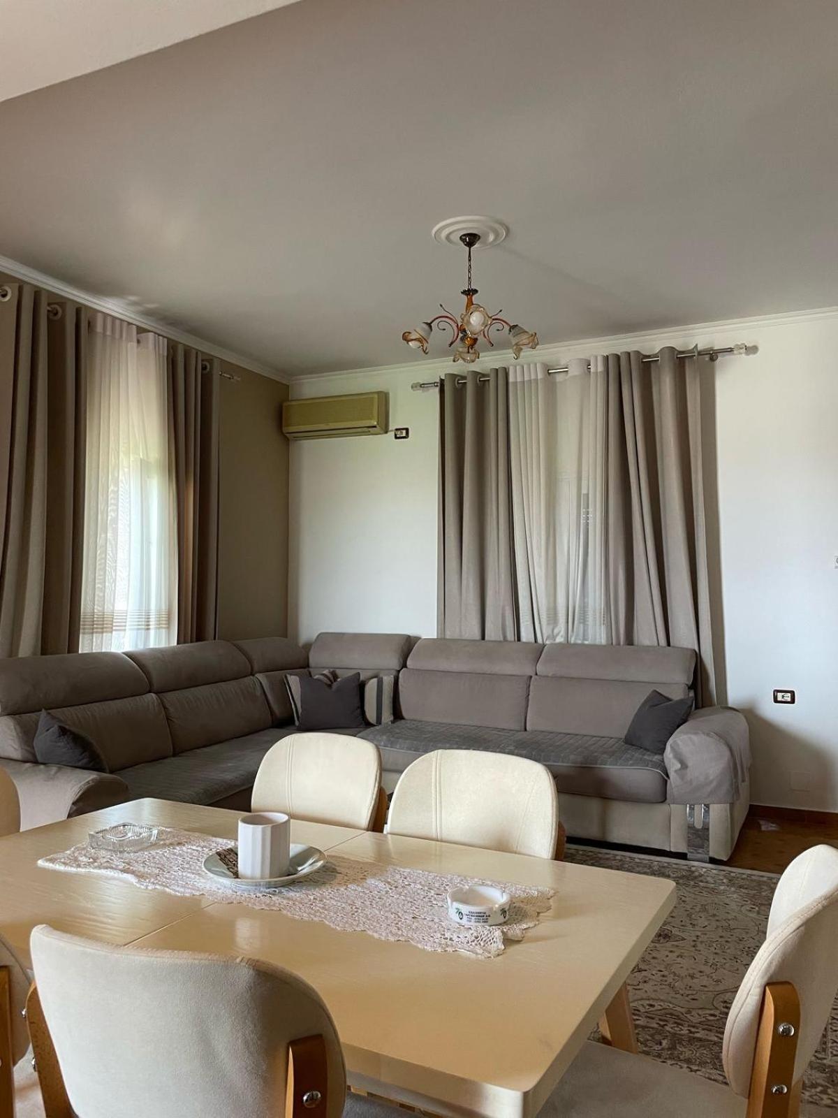 Guest House Ilir Berat Buitenkant foto
